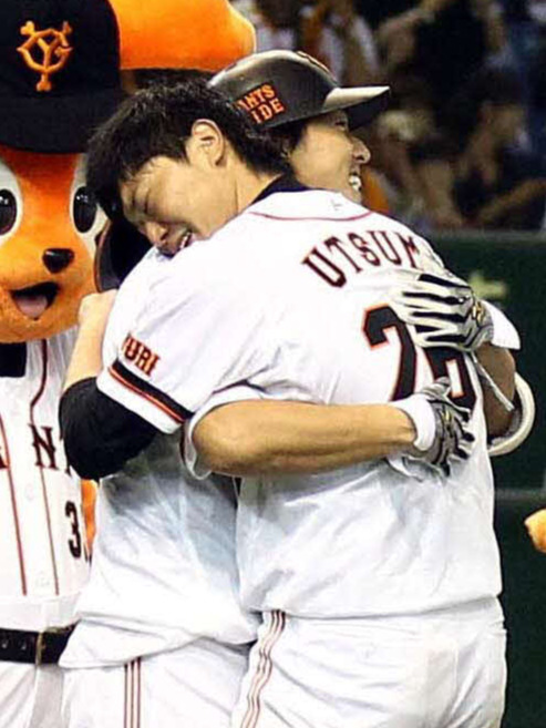 11年10月、横浜戦で、9回裏にサヨナラ満塁本塁打を放った長野(左)に抱きつく内海