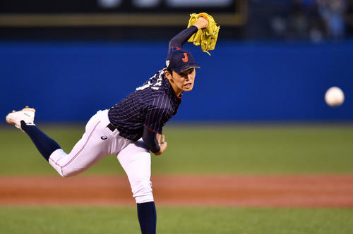 高校日本代表対大学日本代表　高校日本代表先発の大船渡・佐々木（撮影・横山健太）