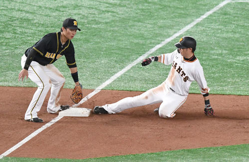 5回裏巨人1死一、二塁、丸のときダブルスチールで三塁盗塁を決める亀井（撮影・奥田泰也）
