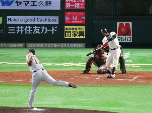 ソフトバンク対巨人　2回裏ソフトバンク1死二塁、グラシアルは山口から左越えに逆転2点本塁打を放つ（撮影・梅根麻紀）
