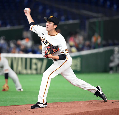 11日のヤクルト戦で力投する巨人戸郷