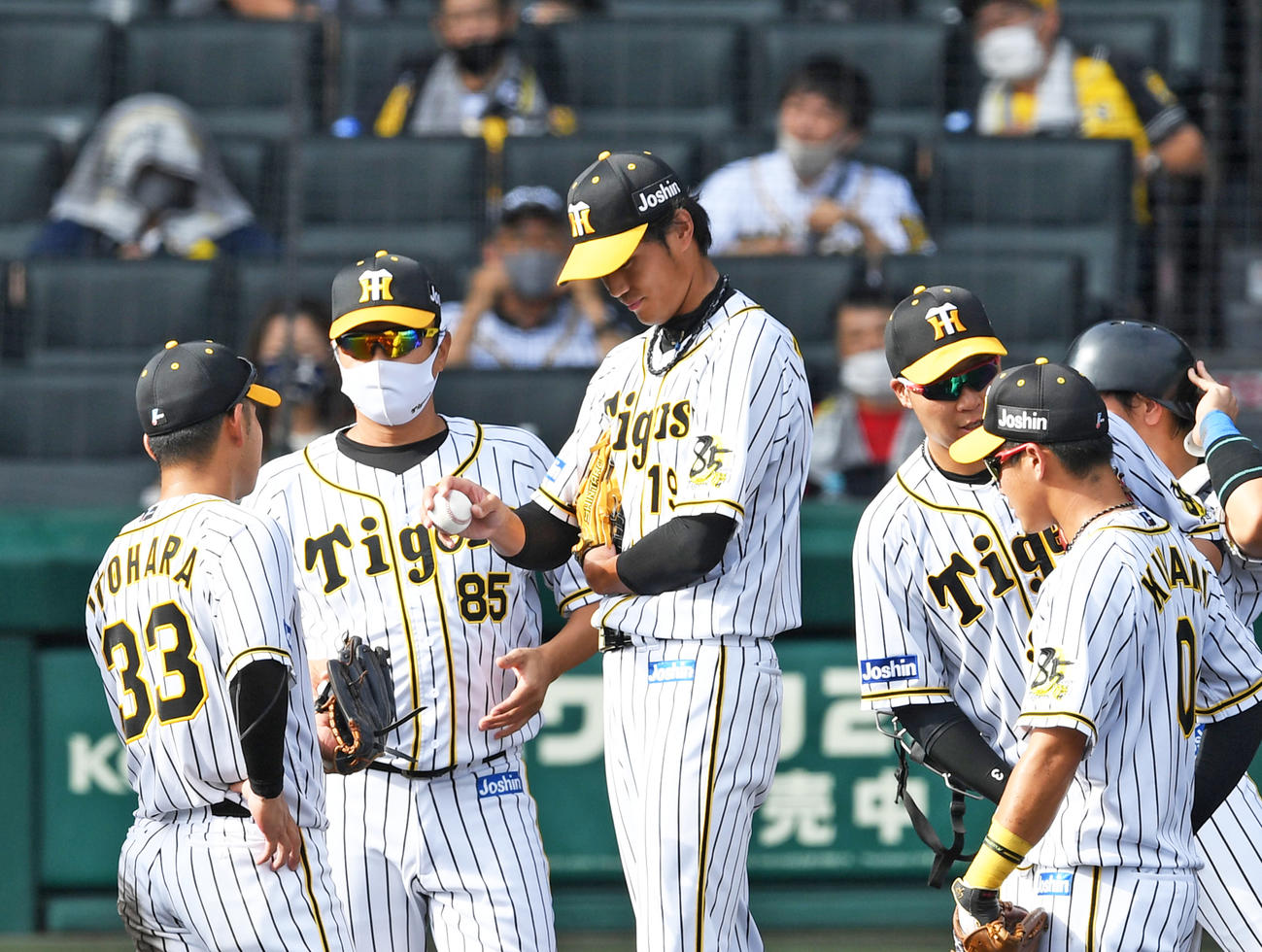 4回表広島無死満塁、藤浪（中央）交代を告げられがっくりする（撮影・前岡正明）