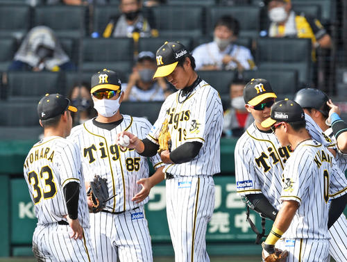 4回表広島無死満塁、藤浪（中央）交代を告げられがっくりする（撮影・前岡正明）