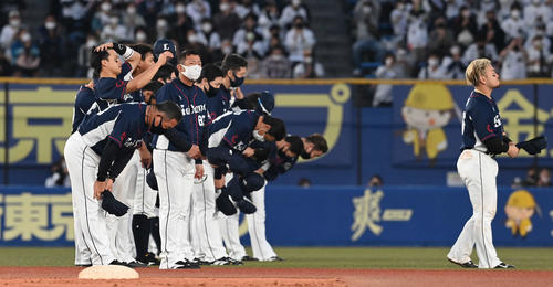 ロッテ対西武　ロッテに敗れCS進出を逃した西武辻監督（左手前）はZOZOマリンスタジアムでの今季最終戦を終えファンに一礼する。右は森（撮影・鈴木みどり）