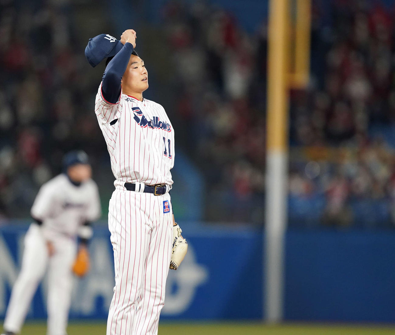 ヤクルト対広島　3回表広島無死一塁、松山に右越え2点本塁打を浴び帽子を脱ぐ奥川（撮影・鈴木みどり）