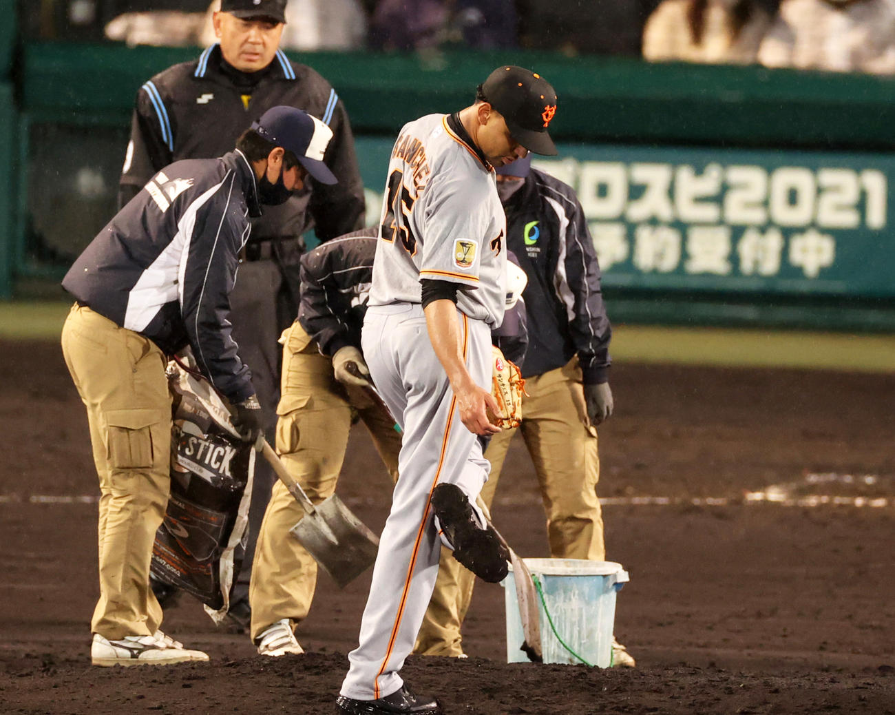 2回裏阪神無死一、三塁、マウンドを気にするサンチェス（撮影・清水貴仁）