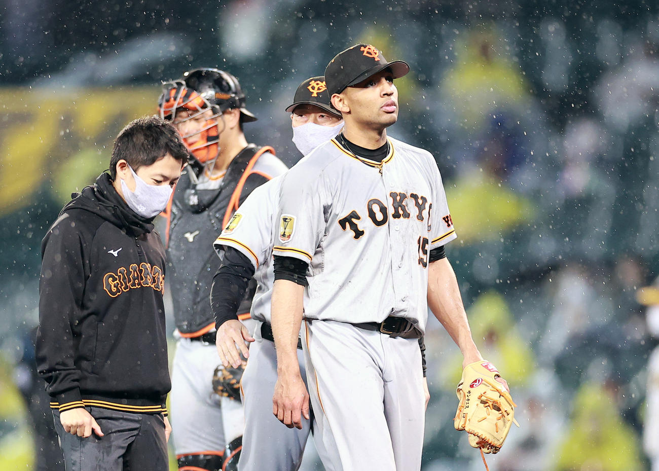 3回裏阪神無死一、二塁、サンズに適時二塁打を許した場面で降板となったサンチェスは悔しそうにマウンドを降りる（撮影・浅見桂子）