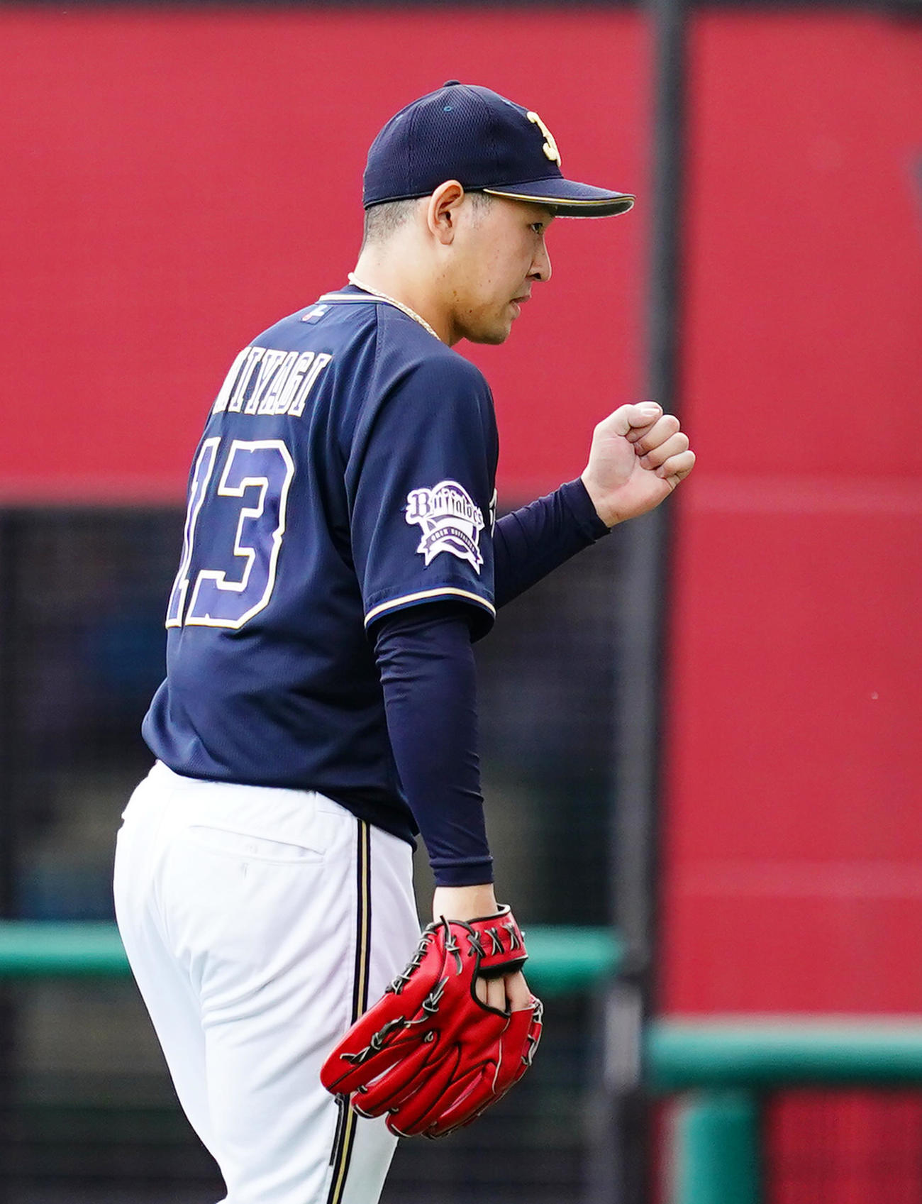 楽天対オリックス　8回裏楽天2死一、二塁、鈴木大を二ゴロに仕留め、ガッツポーズを見せる宮城（撮影・菅敏）