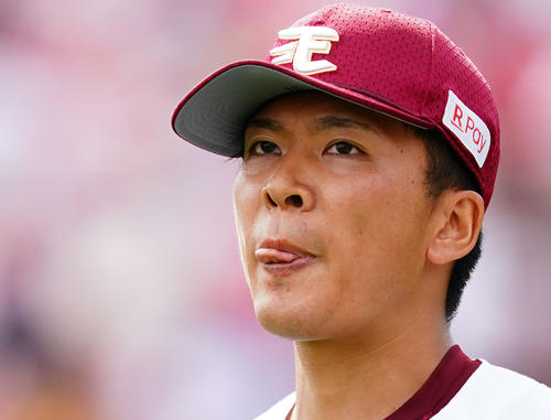 楽天対オリックス　6回表オリックス1死一、三塁、ロメロに適時打を打たれ、舌を出す早川（撮影・菅敏）