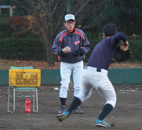 守備の基本練習を指導する樋澤監督