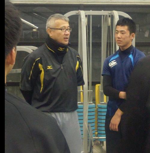 高校生を指導する山尾氏