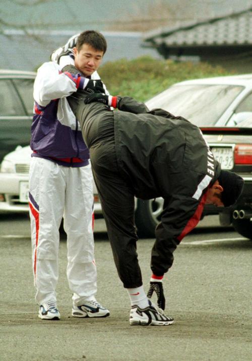 97年、清原和博(右)の自主トレを手伝う山尾伸一トレーナー