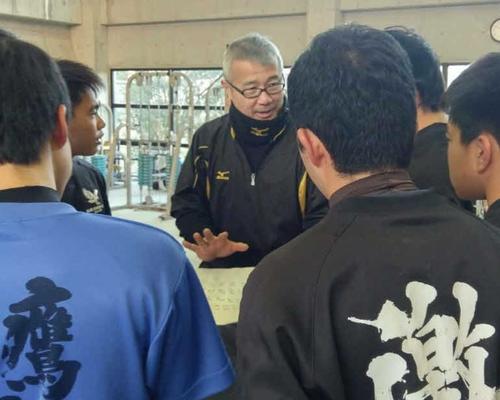 高校生を指導する山尾氏