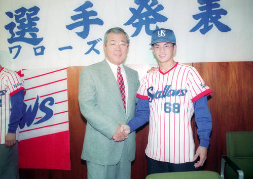 １９９３年１２月１３日、ヤクルト新人入団会見で野村監督（左）と握手を交わす宇佐美康広