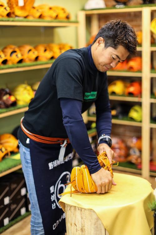 グラブの手入れをする宇佐美さん
