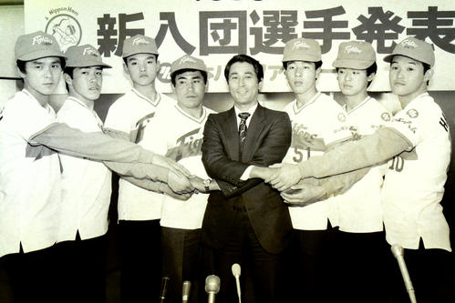 １９８４年１２月、日本ハム入団発表。左から西村基史、松浦宏明、山陰徳法、河野博文、高田繁監督、丑山努、森範行、早川和夫