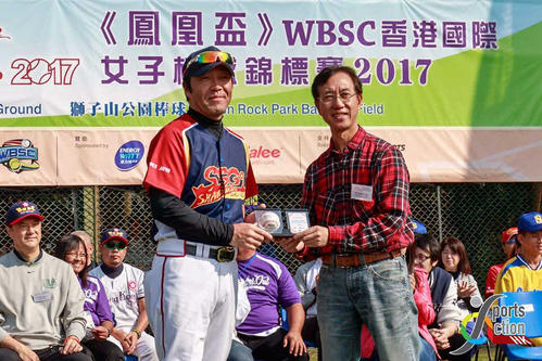 上海スーパーガールズの指導者として、昨年香港で行われた国際大会に参加した松浦氏（左）