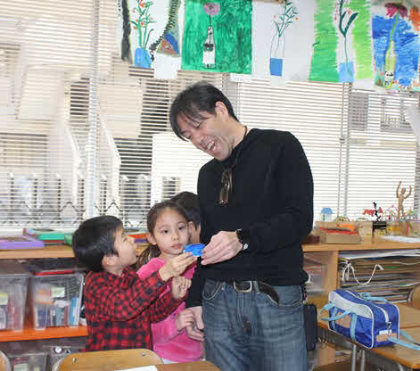 東京コミュニティスクールで生徒と笑顔で話す松浦氏