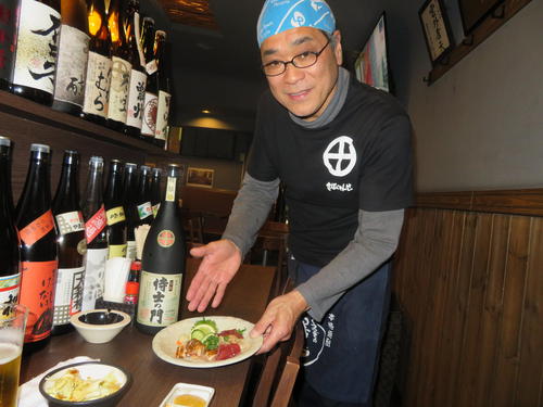 鶏の刺し身を持つ加藤さん