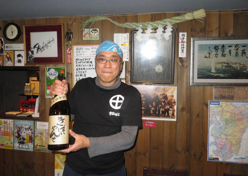 店名と同じ焼酎を持つ加藤さん
