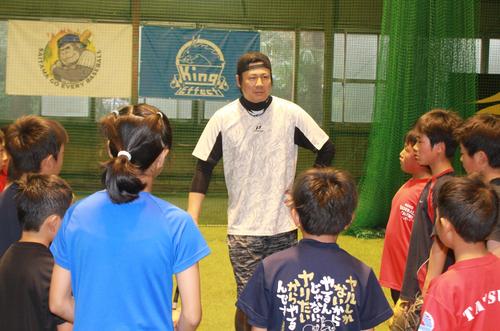 上尾ベースボールアカデミーで指導する増渕さん