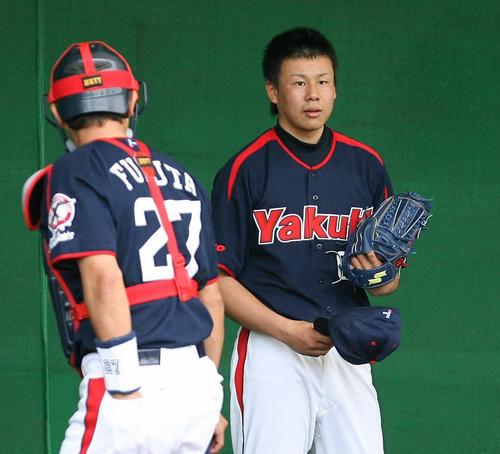 ブルペンで投球練習を終えた増渕竜義に(右)に古田敦也兼任監督が声をかける(2007年2月撮影)