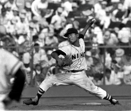 １９６９年夏の大会で力投する日大一・保坂英二投手