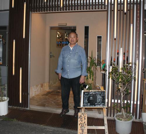 店の前に立つ保坂さん