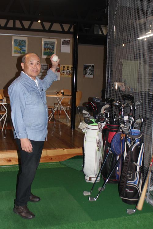 保坂さんの店には野球やゴルフを練習できるスペースが設けられている