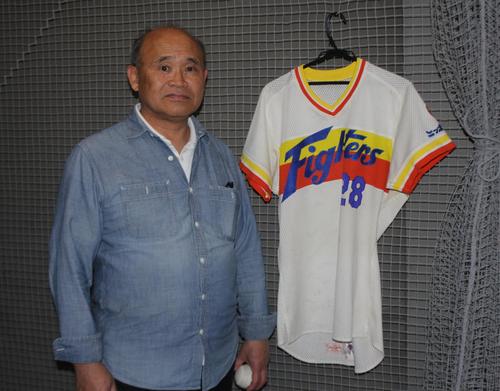 店内には日本ハム時代のユニホームが飾られていた