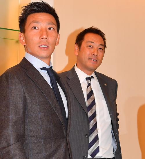 2016年プロ野球選手会総会での森事務局長(右)と嶋NPB選手会長