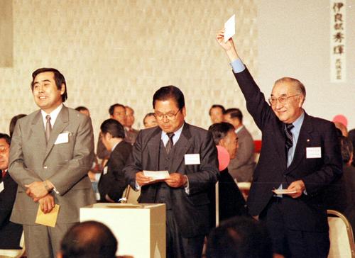 １９８７年ドラフト会議、東亜学園・川島堅への交渉権を獲得する広島球団代表（右端）。左端は阪神村山実監督