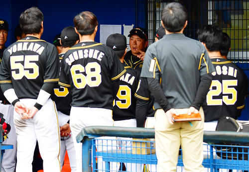 試合後、選手の前で話をする金本監督（撮影・清水貴仁）