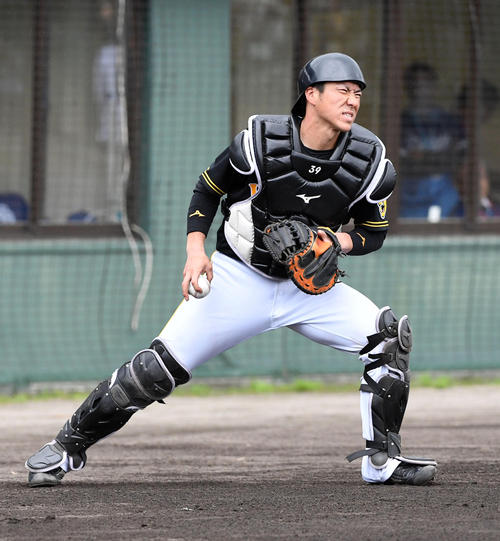 １回裏１死、アルモンテは空振り三振も暴投となり、捕手長坂は悔しそうな表情（撮影・前岡正明）