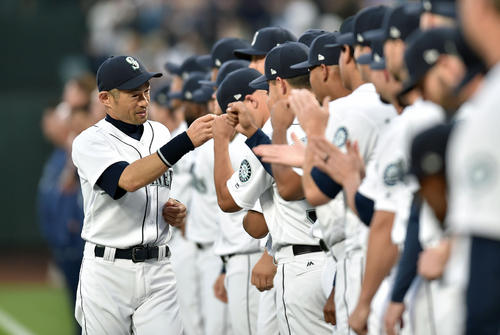 マリナーズのイチロー（左）はオープニングセレモニーでフィールドに登場し、ナインにタッチで迎えられる（撮影・菅敏＝２０１８年３月２９日）