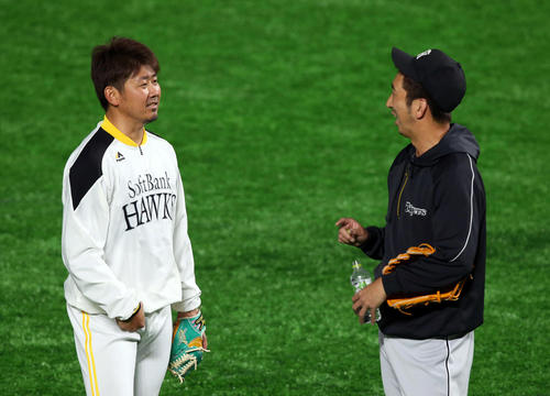 松坂大輔（左）と藤川球児（１７年３月撮影）