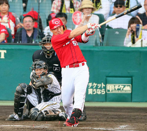 ９回表広島１死満塁、鈴木誠也は左越え満塁本塁打を放つ（２０１８年６月２４日撮影）