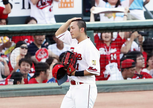ファンの声援に丸刈り頭をさすって応える広島鈴木誠也（２０１８年７月２１日撮影）