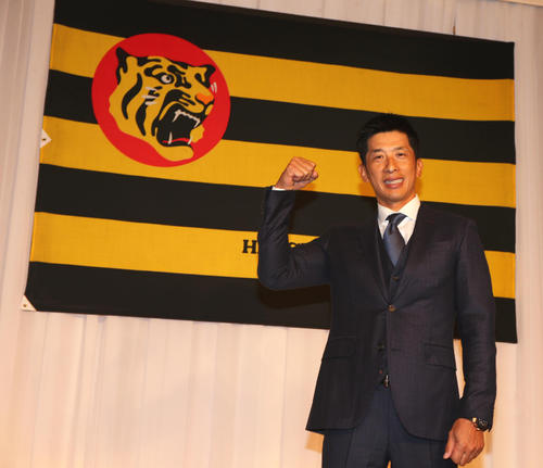 阪神監督就任会見を終え、ガッツポーズで笑顔を見せる矢野新監督(2018年10月18日撮影)