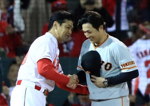 試合後、広島緒方監督（左）と握手をかわし声をかけられる巨人高橋監督（撮影・江口和貴）