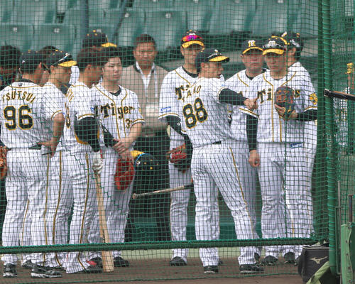 矢野監督（手前）の話を聞く阪神ナイン（撮影・上山淳一）