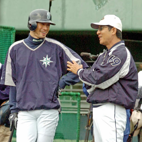イチロー（左）は新井宏昌打撃コーチと話す（2006年2月12日撮影）