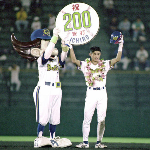 オリックス・イチローが球界初の年間200本安打達成（1994年9月20撮影）