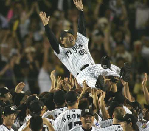 05年、リーグ優勝を決め、宙に舞う岡田彰布監督