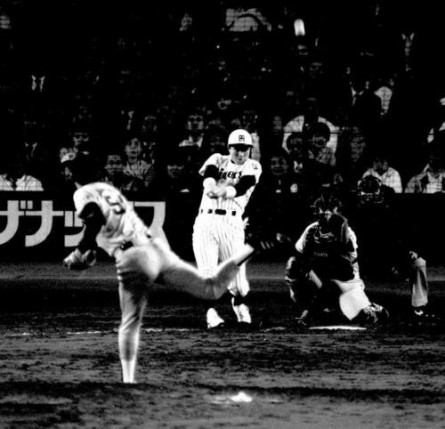 1985年4月17日、阪神対巨人　7回裏阪神2死、本塁打を放った掛布雅之