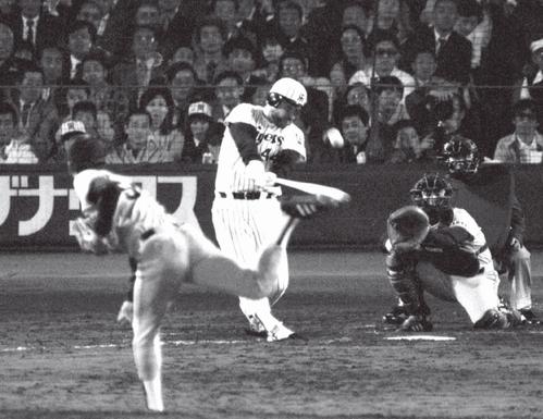 1985年4月17日、阪神対巨人　7回裏阪神2死一、二塁、逆転の3点本塁打を放ったランディ・バース。投手槙原寛己