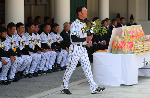 3月2日、西宮神社を訪れ玉串を奉納する金本監督