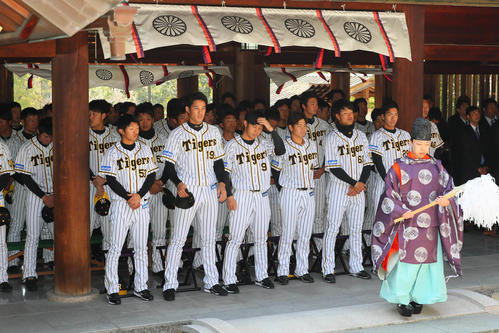 3月28日、広田神社を訪れ参拝する、左から島田、藤浪、高山、梅野、中谷、小野ら