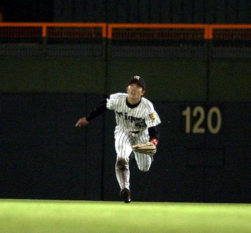 センターフライを好捕する選手時代の赤星憲広氏(2002年4月10日撮影)