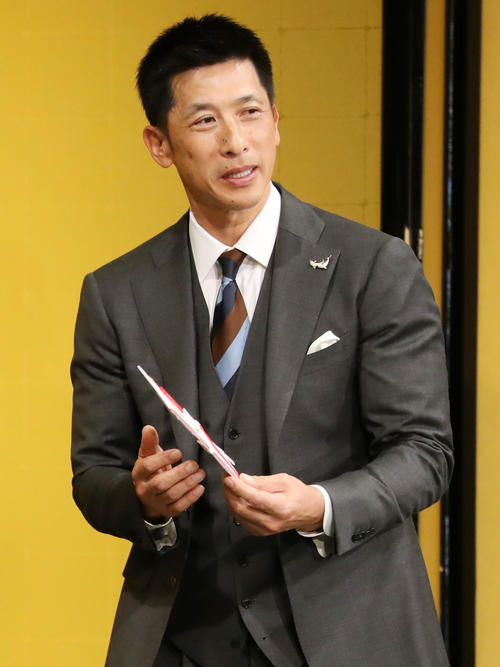 星野仙一氏の遺族から形見分けされたバッチとネクタイを身につけた矢野監督（撮影・加藤哉）